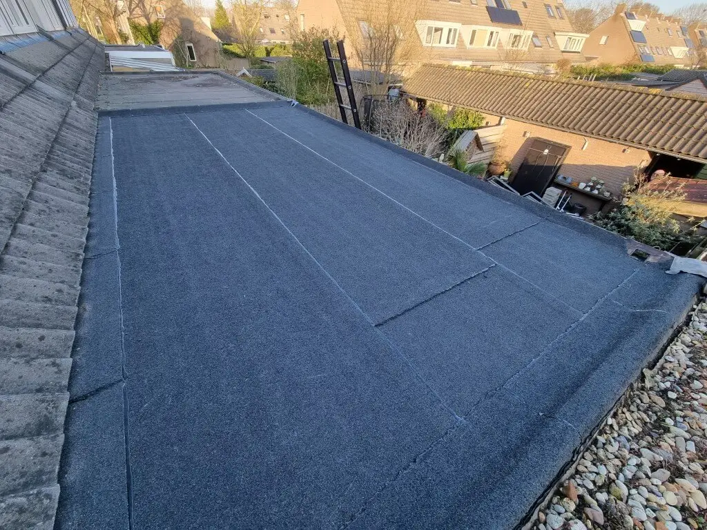 Platte Daken 6 Plat dak tijdens renovatie met bestaand en nieuw dakvlak zichtbaar