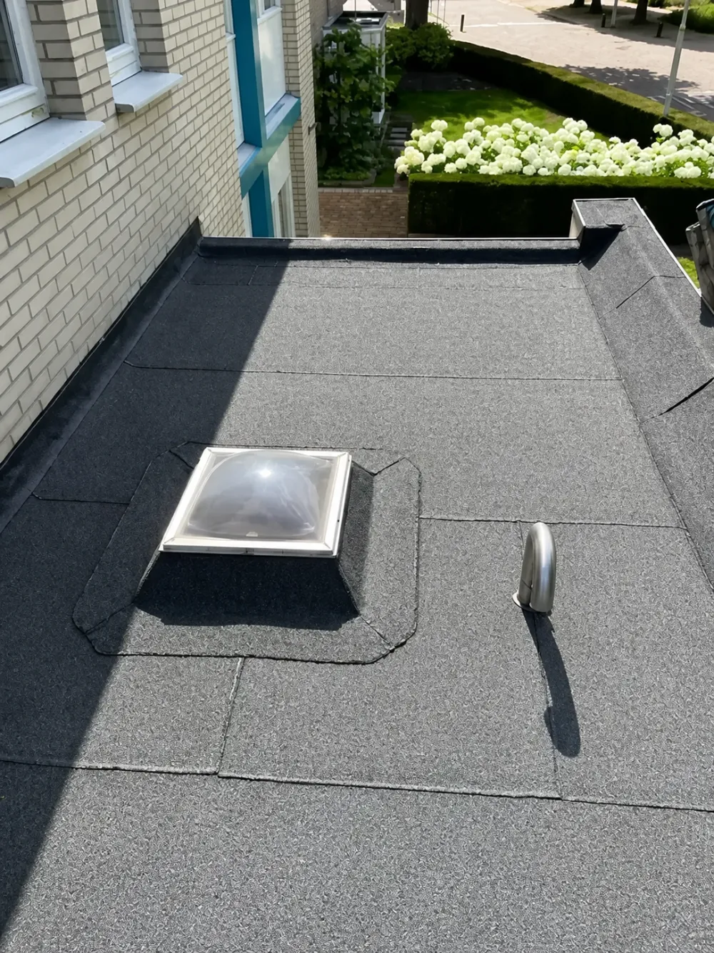 Vernieuwd plat dak na de werkzaamheden