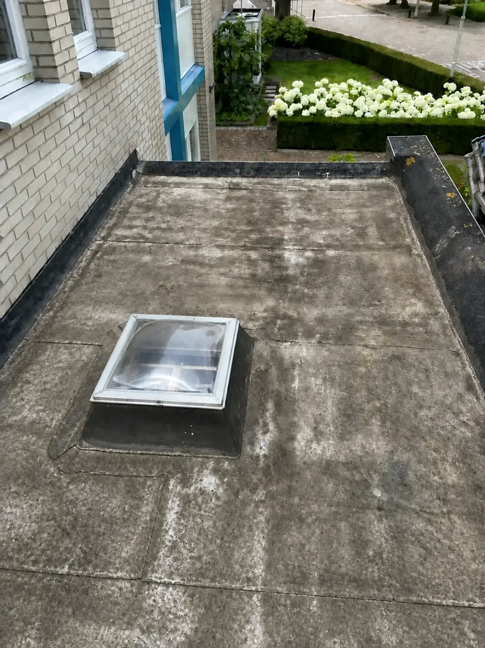 Verouderd plat dak voor de werkzaamheden