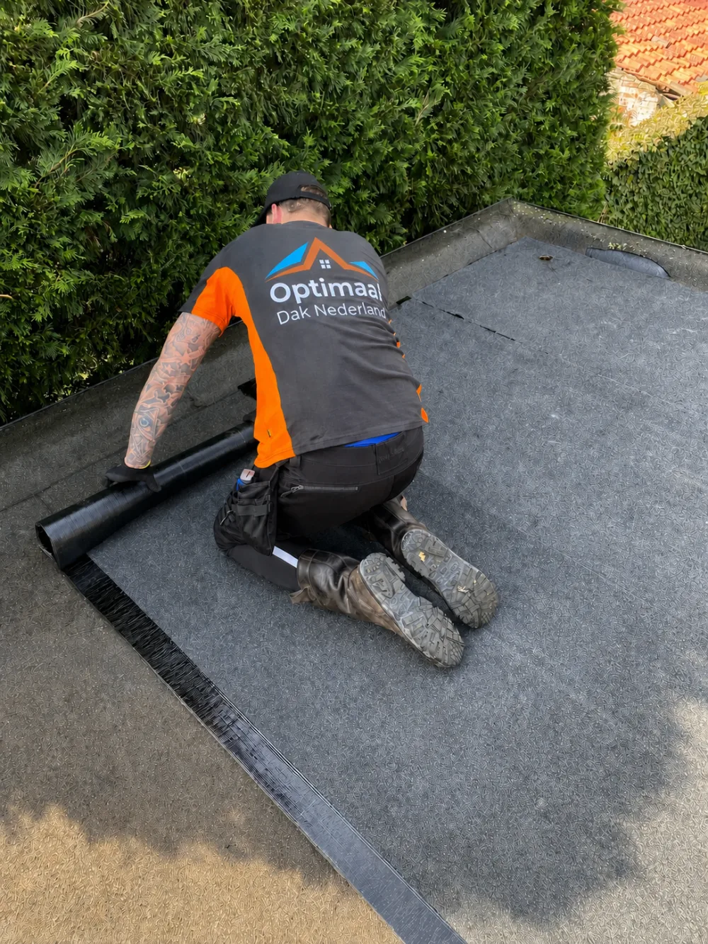 Dakdekker van Optimaal Dak aan het werk op een plat dak